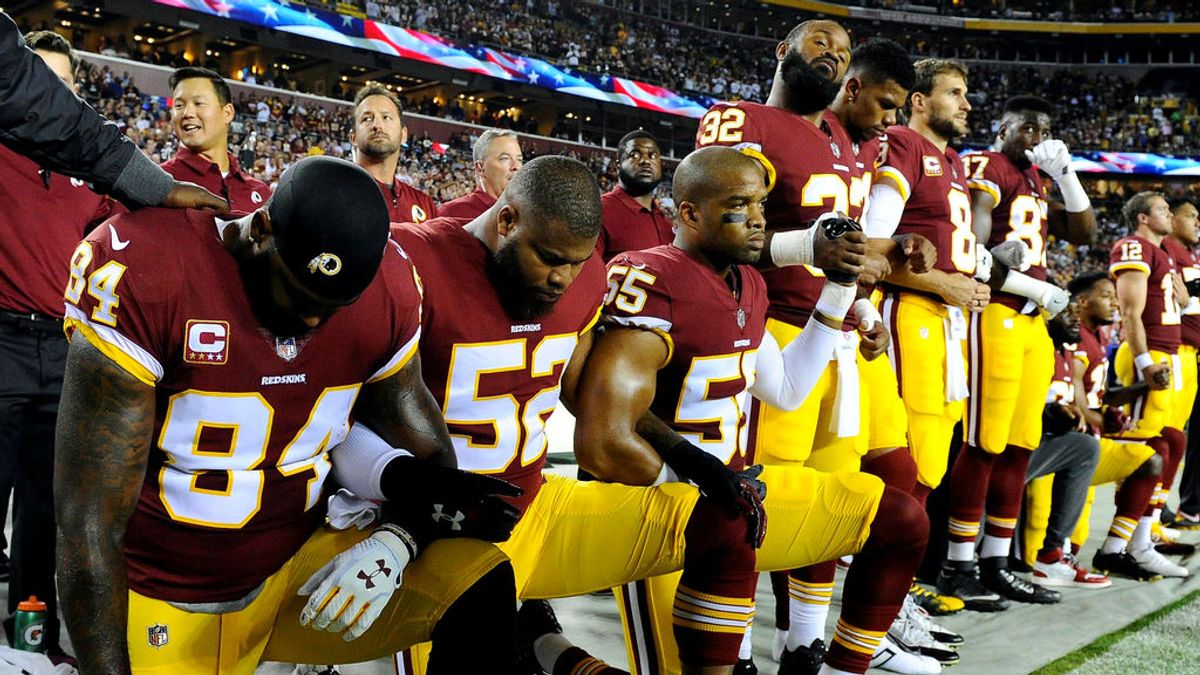 Así nació la protesta de los jugadores de la NFL que se arrodillan mientras suena el himno estadounidense