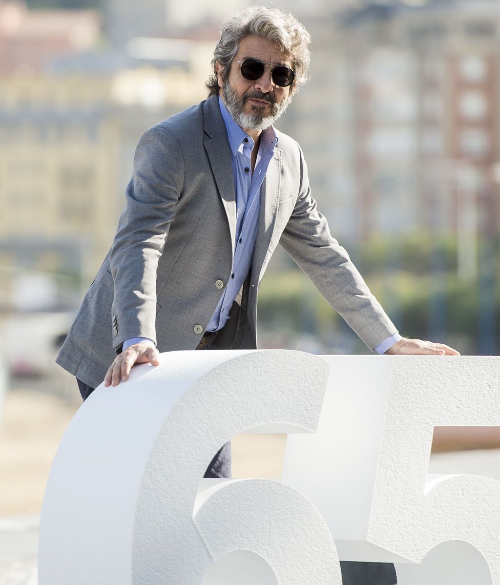 Ricardo Darín, con blazer gris y camisa azul para presentar 'La cordillera'