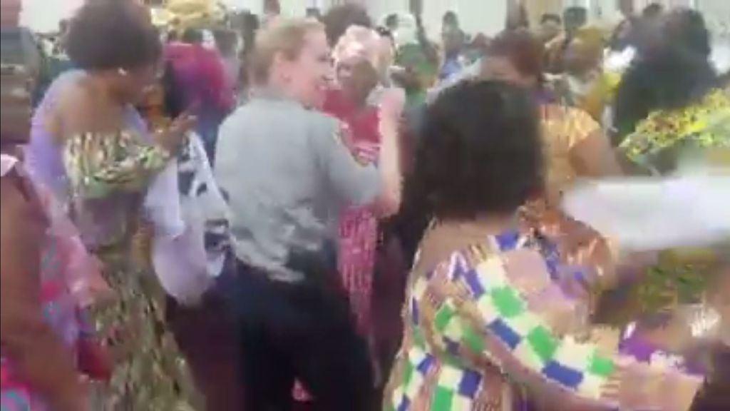 Estos agentes tenían que parar una fiesta, pero… ¡se unieron a ella!