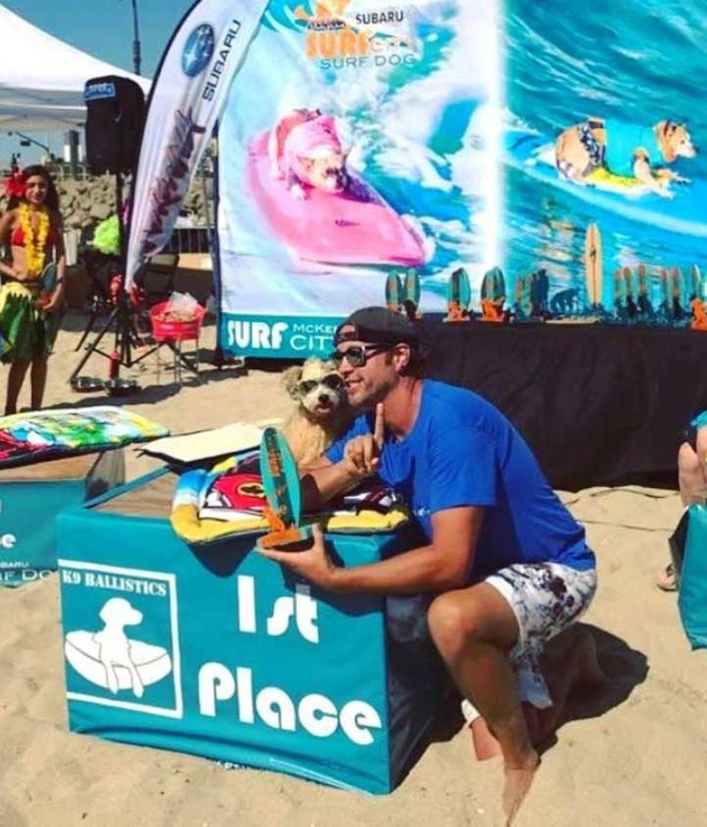 Aficionado al skate y con experiencia de un solo año: así es Dudeman, el ganador del campeonato de surf de perros