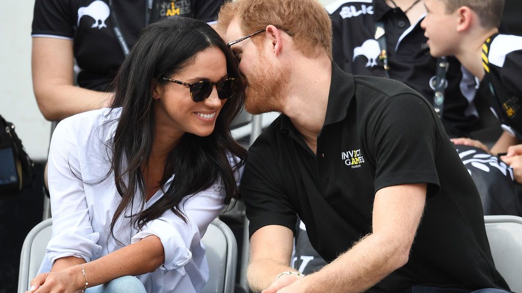 El príncipe Harry y su novia Meghan Markle muestran por primera vez su amor en público