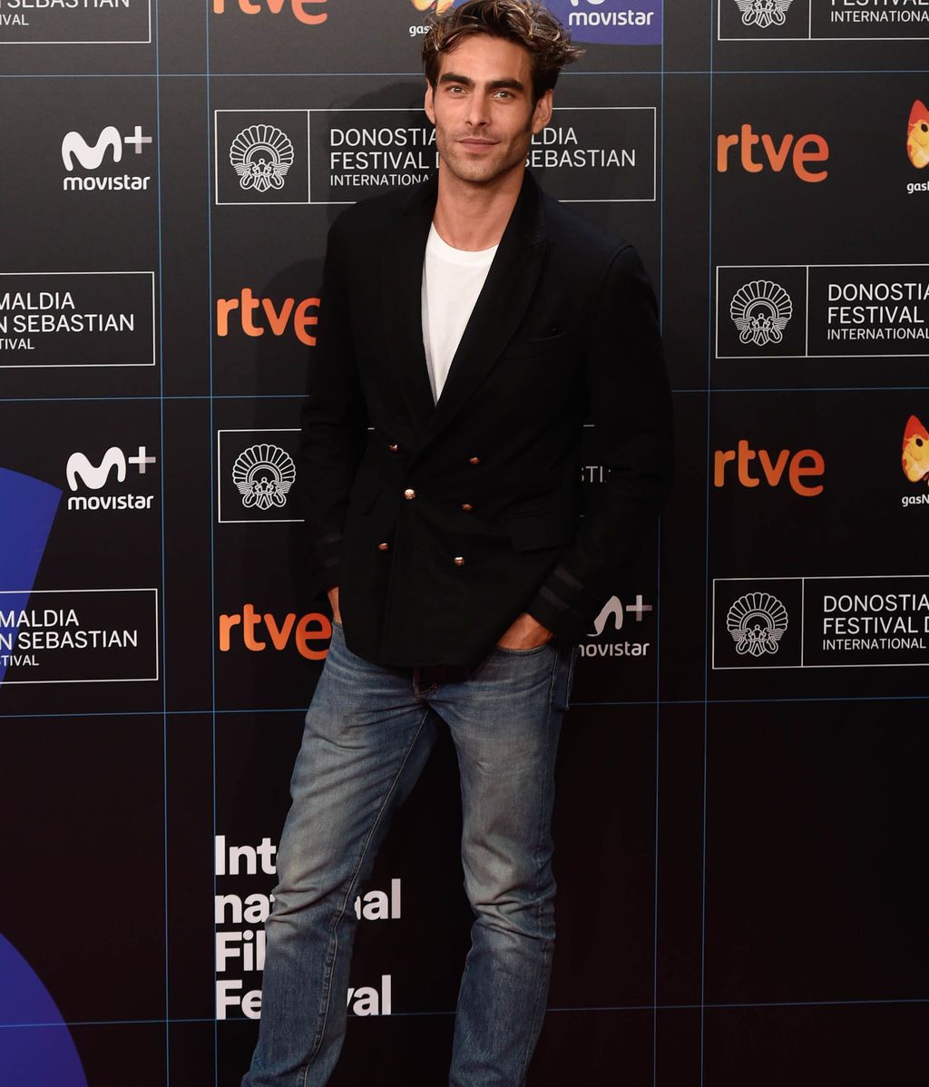 Jon Kortajarena, muy sencillo con tejanos, chaqueta negra y básica blanca