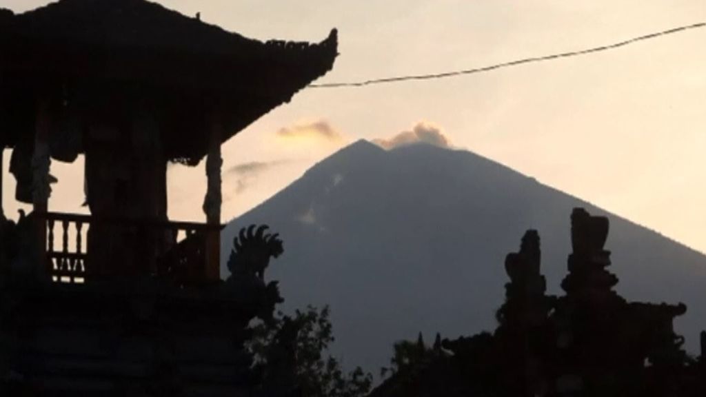 Erupción de un peligroso volcán en Bali: está dentro de un cinturón de otros 130 activos