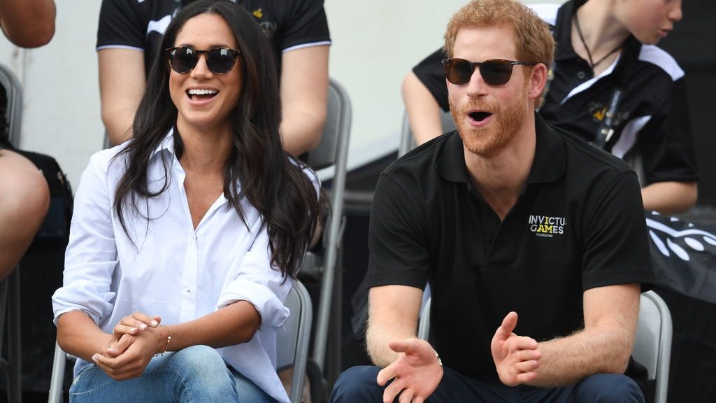 De la mano, confidentes y muy charlatanes: así ha sido la primera aparición pública de Harry con su novia