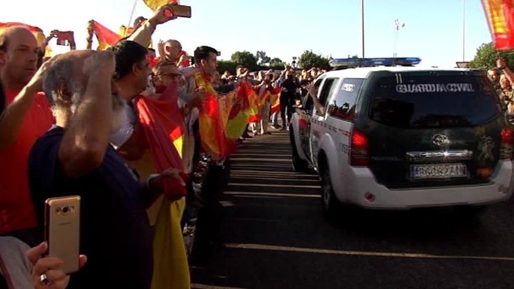 Agentes despedidos como héroes a las puertas de los cuarteles y las comisarías
