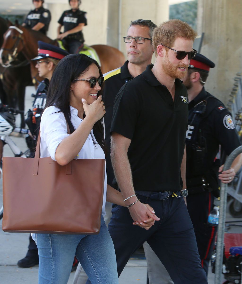 De la mano, confidentes y muy charlatanes: así ha sido la primera aparición pública de Harry con su novia