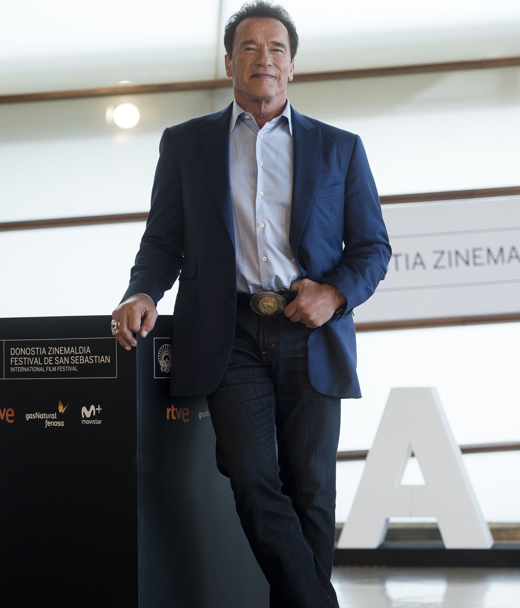 Arnold Schwarzenegger rompió su opción más tradicional luciendo un anillo de calavera