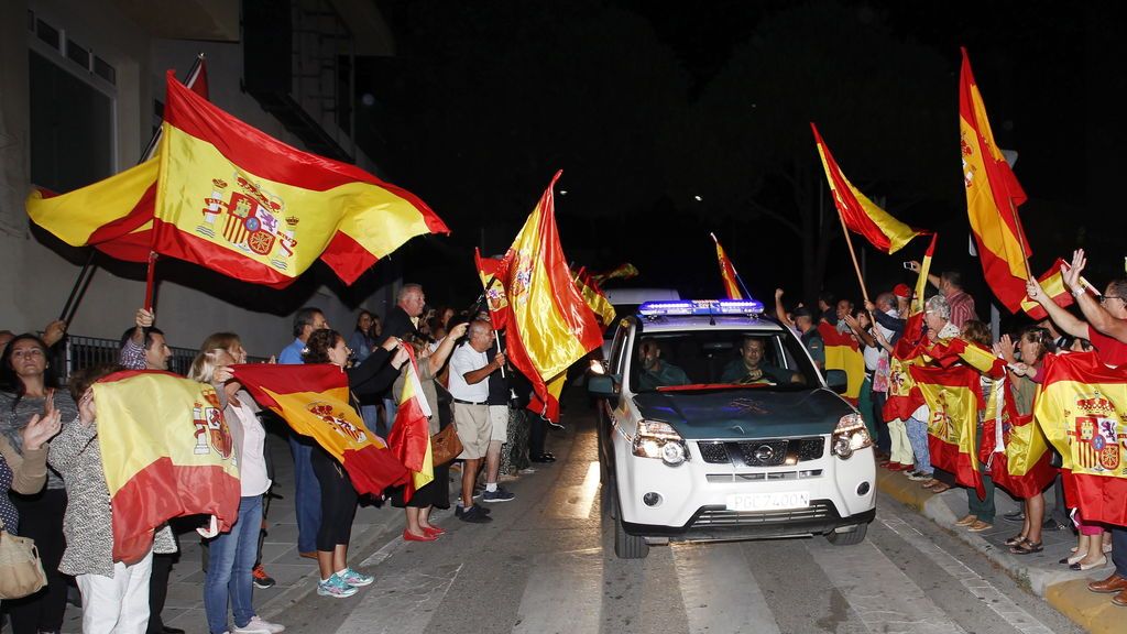 Despedida a los agentes  del dispositivo del 1-0: "¡Viva España y viva la Guardia Civil!"