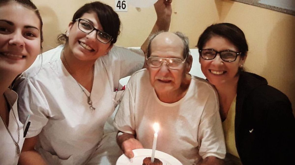 La emotiva razón por la que este anciano acudió a urgencias en su 84 cumpleaños