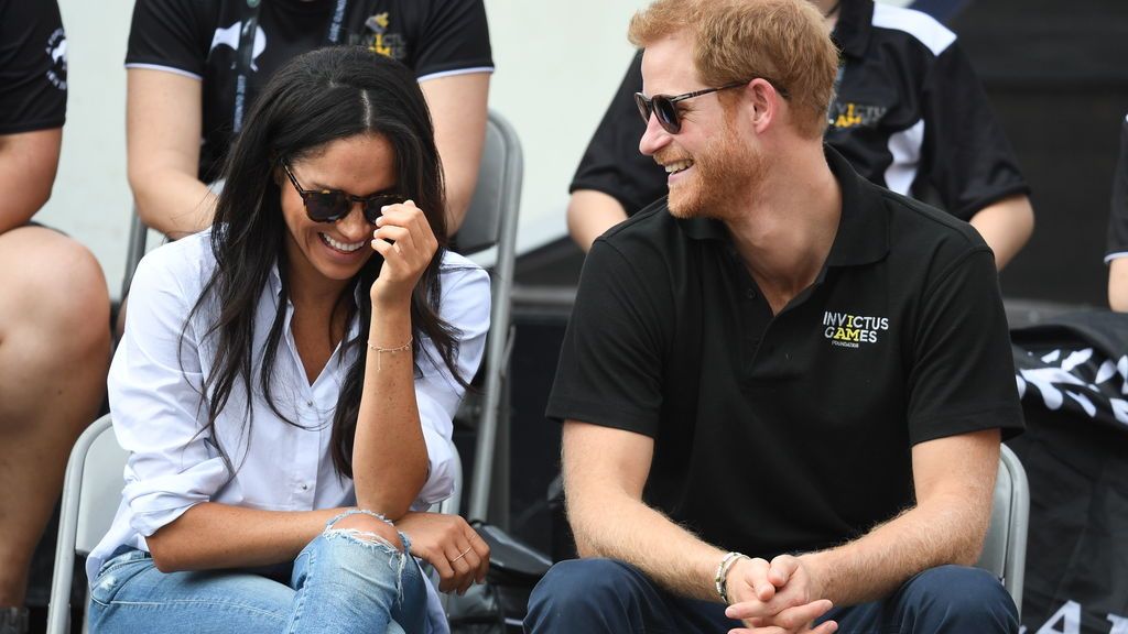De la mano, confidentes y muy charlatanes: así ha sido la primera aparición pública de Harry con su novia