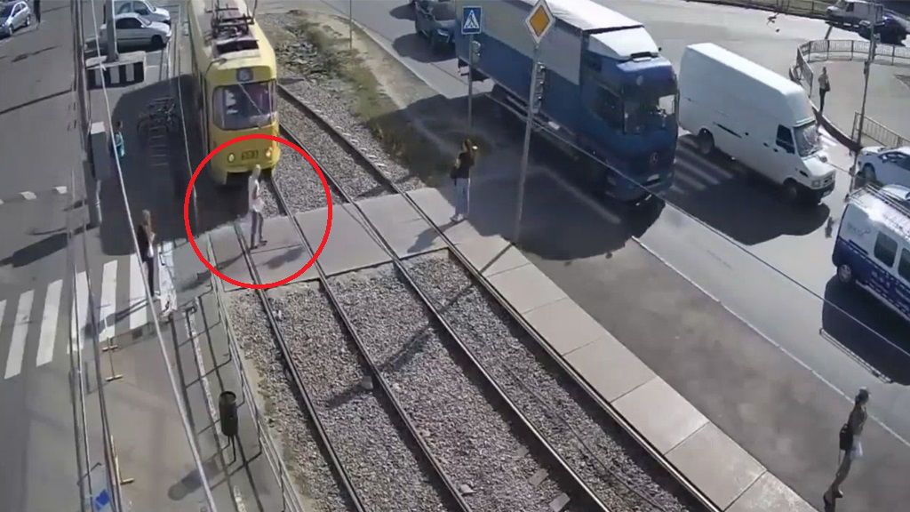 Una mujer es atropellada por un tranvía tras cruzar la calle distraída con el móvil