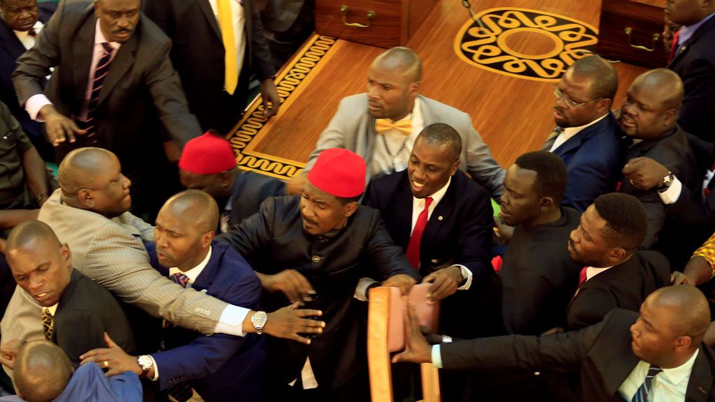 A puñetazos en el Parlamento de Uganda
