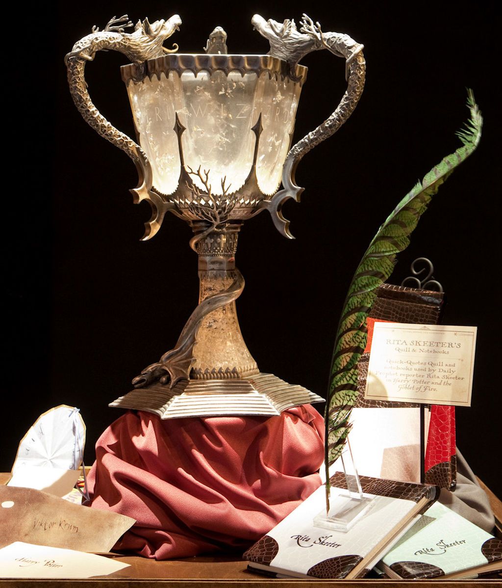 Detalle de vitrina con Vuelapluma y Copa del Torneo de los Tres Magos Harry Potter The Exhibition