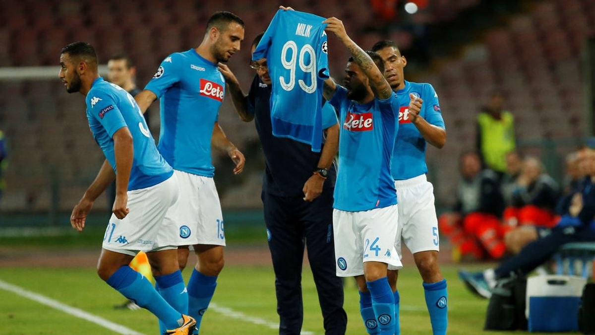 Un jugador del Nápoles quiere dedicar su gol a un compañero lesionado… y se confunde de camiseta en la celebración