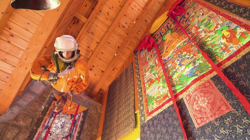 Sí, tiene un astronauta colgando del techo