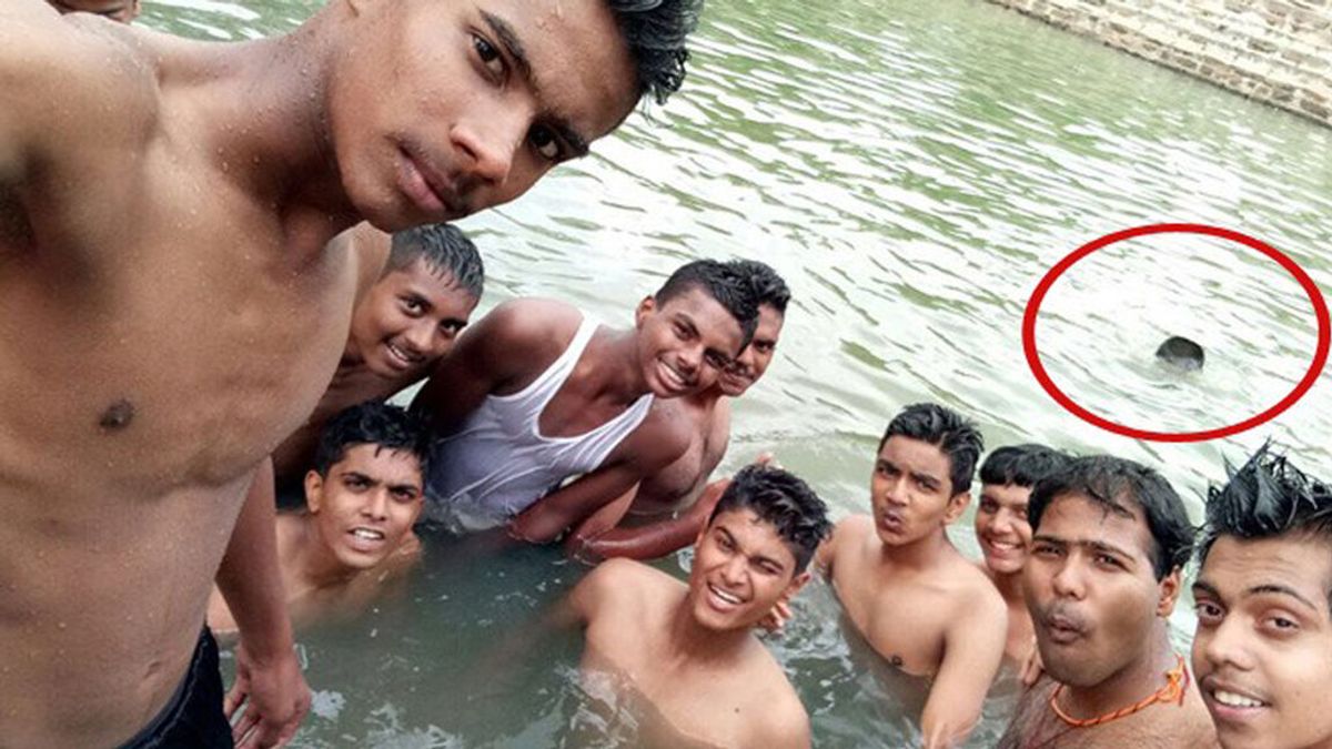 Un grupo de amigos de la India se hace un selfi sin darse cuenta de un perturbador detalle