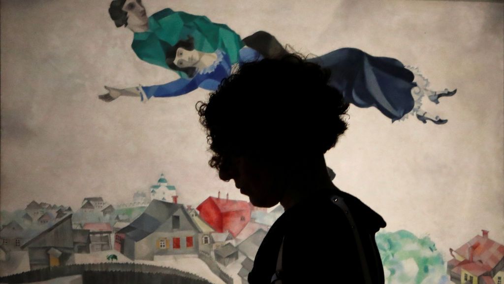 Una mujer pasea delante de un cuadro de Marc Chagall en Rusia