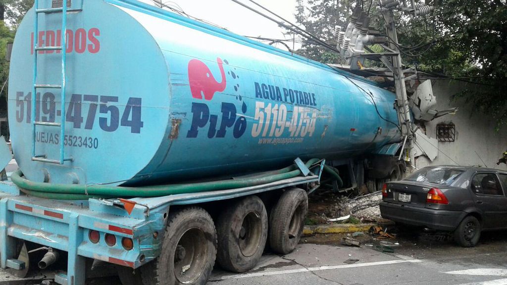 Un camión cisterna pierde los frenos y choca contra 18 coches:  Hay 4 muertos y 20 heridos