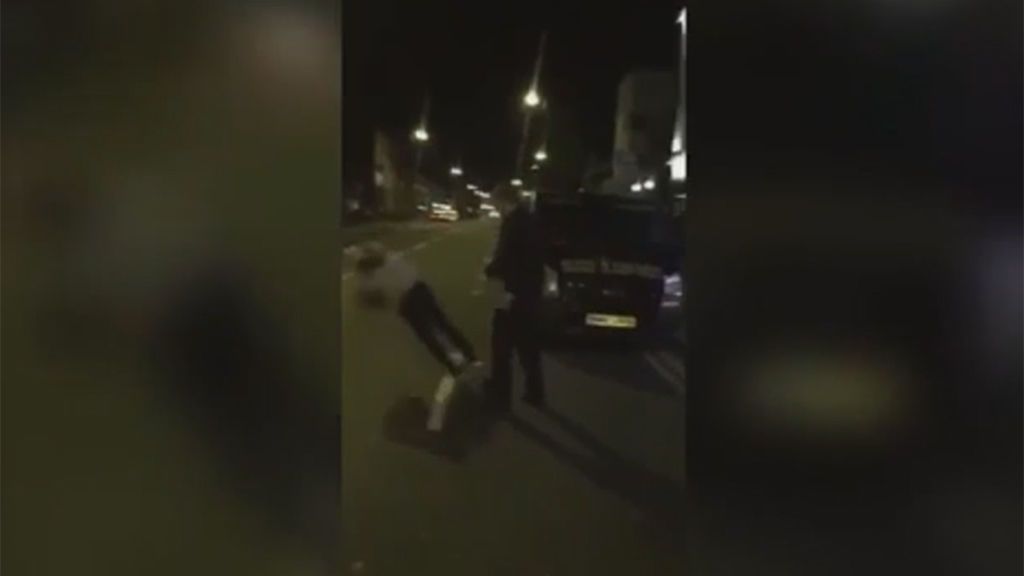 Un joven cae desplomado al suelo tras el brutal puñetazo de un portero de discoteca