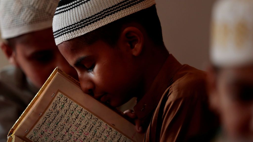 Un estudiante memoriza el Corán en una madrassa paquistaní