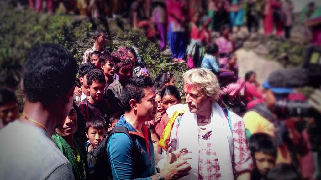 De la miseria de Nepal a una mansión: así cambió Calleja la vida de sus tres hijos adoptivos