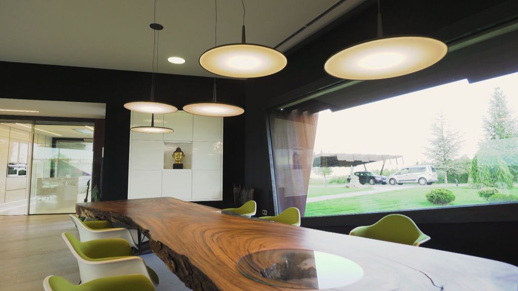 La casa está llena de figuras de Buda