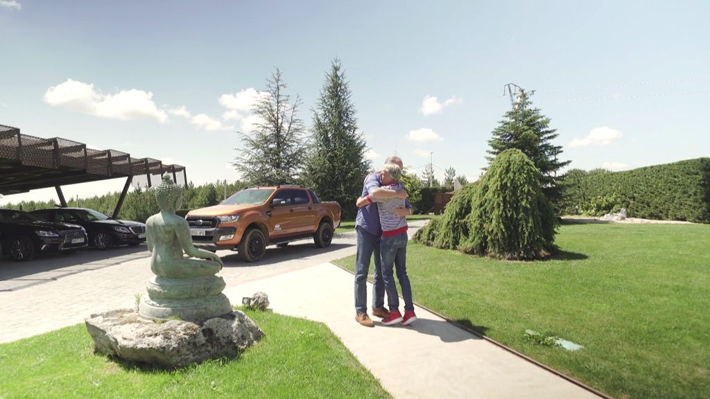 Todos los invitados deben saludar a la estauta de Buda de la entrada