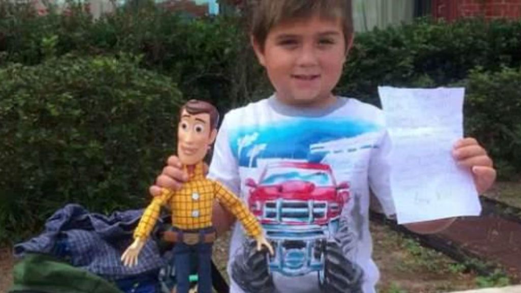 El regalo de un desconocido: Un 'Woody' para este  niño de 5 años que perdió todo por el huracán Harvey