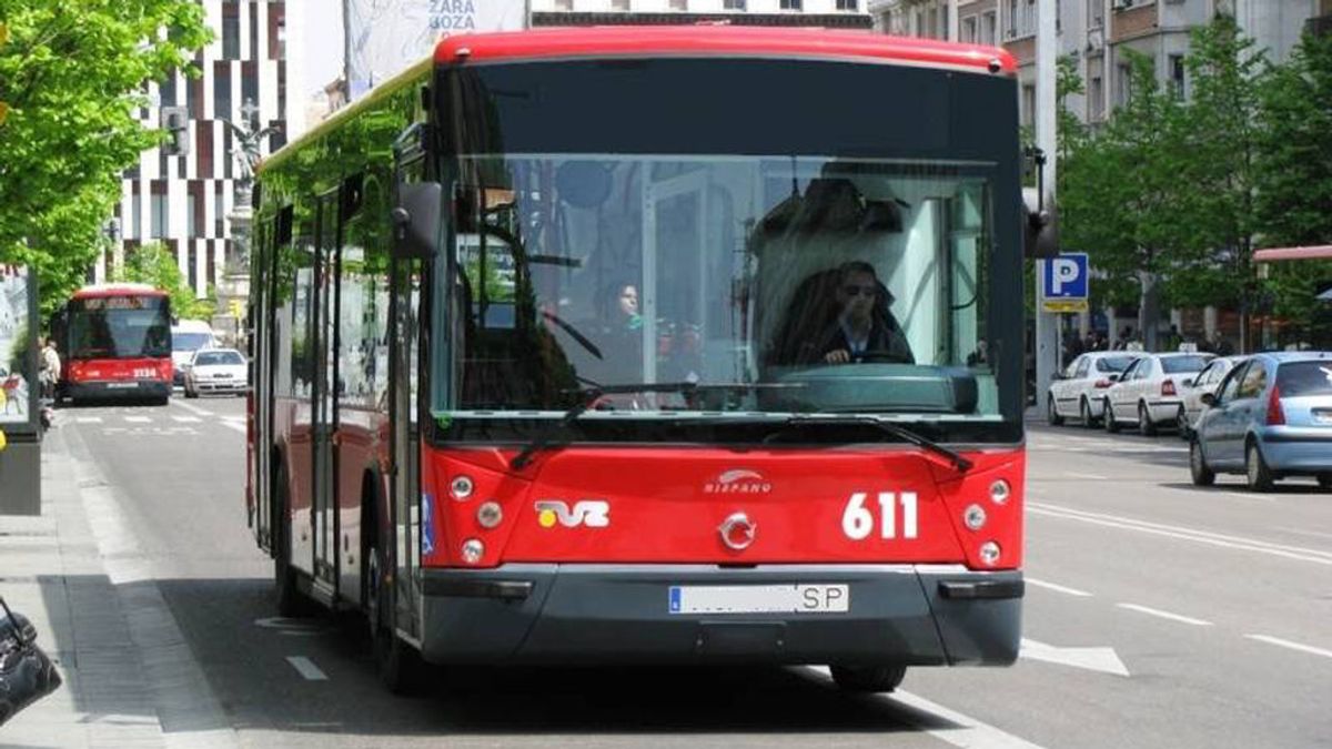 Un usuario que se negó a pagar en un autobús en Sevilla da un mordisco al conductor