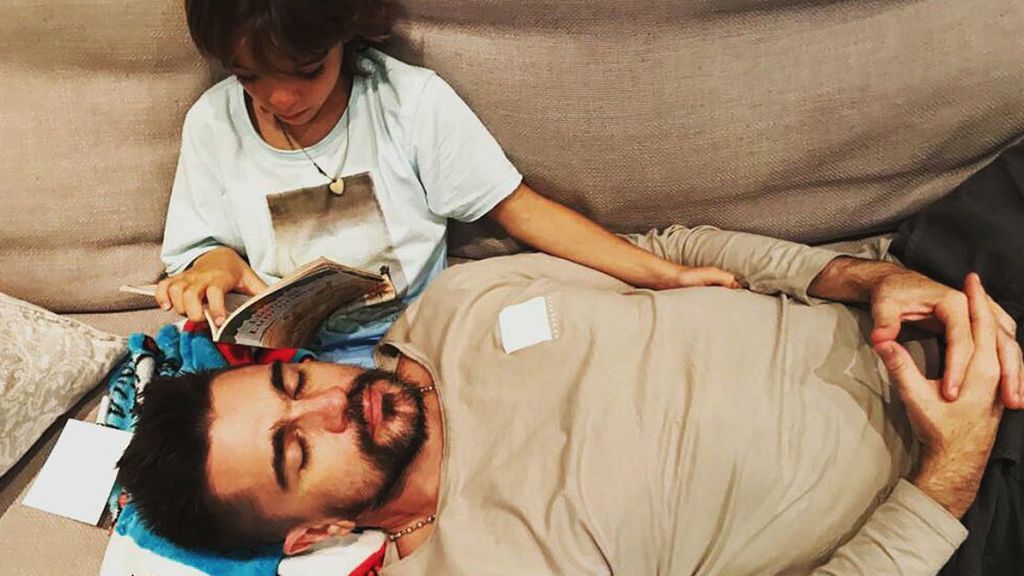 Hermana, hijos, esposa: así es el entorno de Juanes, el coach de la camisa negra