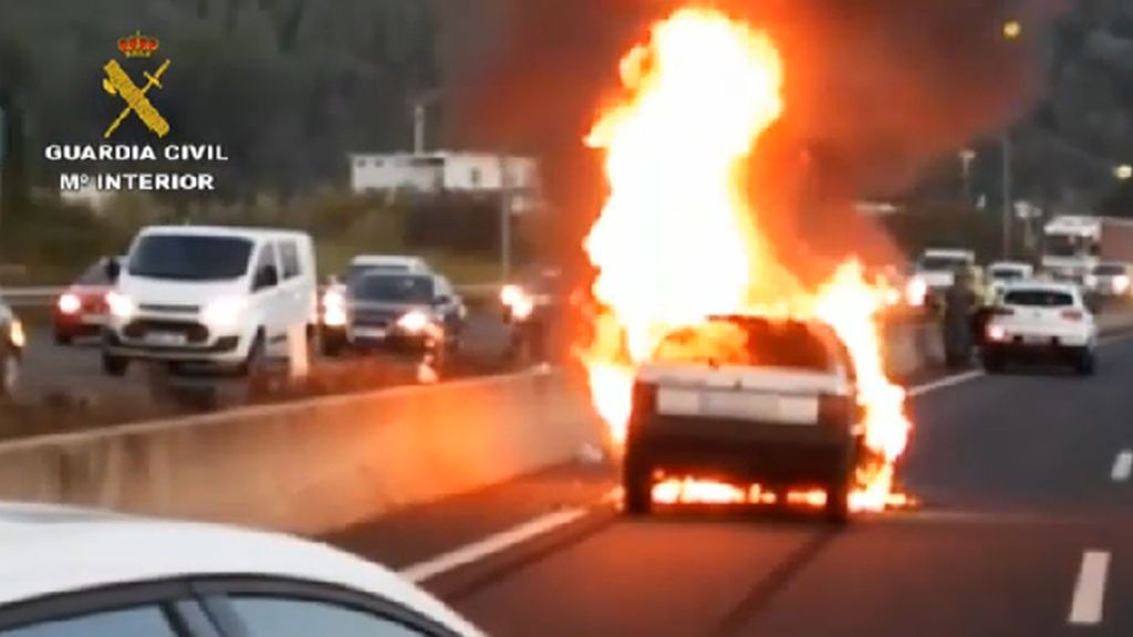 Arde un coche tras un accidente múltiple en la A2