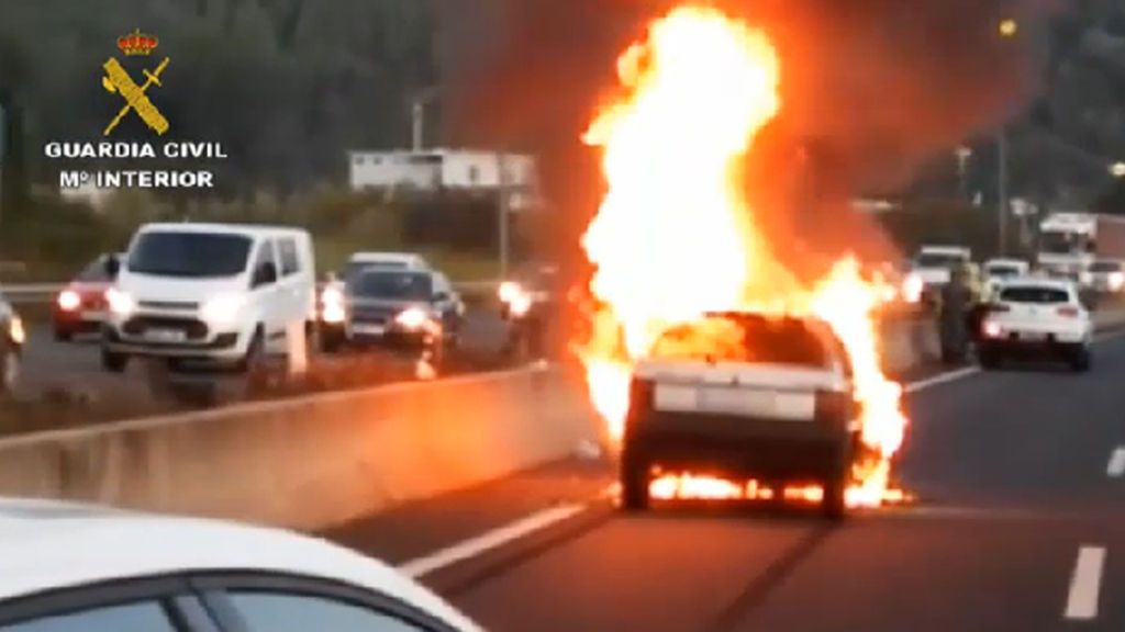 Arde un coche tras un accidente múltiple en la A2
