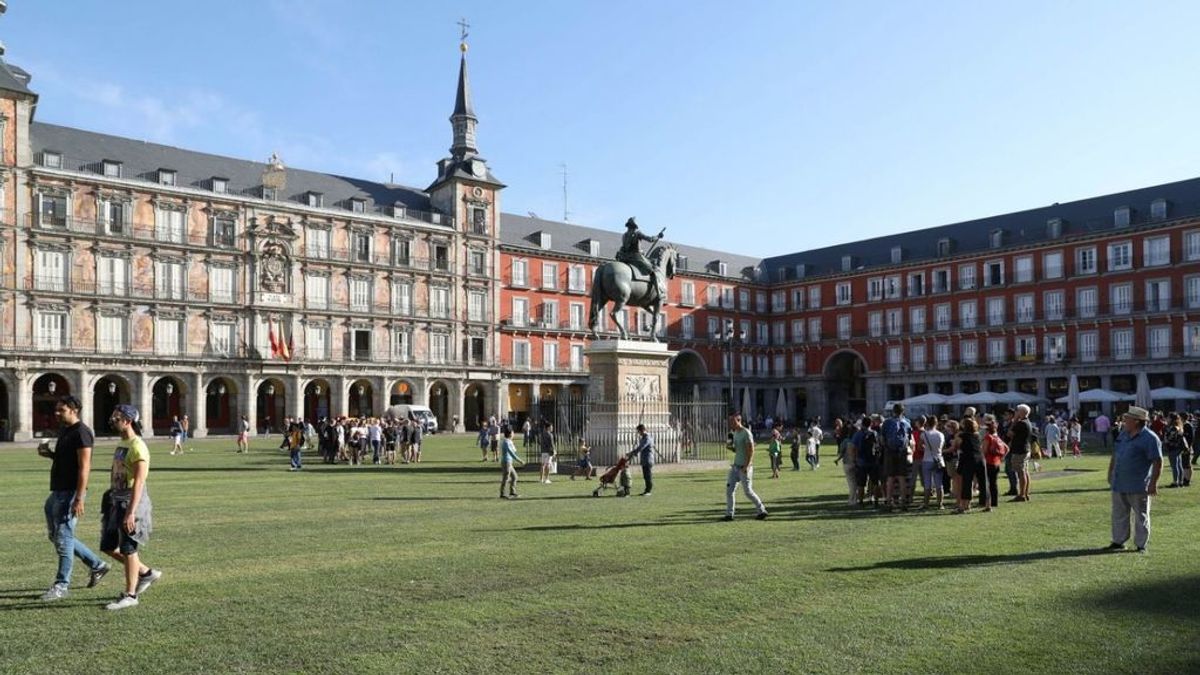 Gente bailando y tomando el sol: el cambio radical de la Plaza Mayor de Madrid con césped