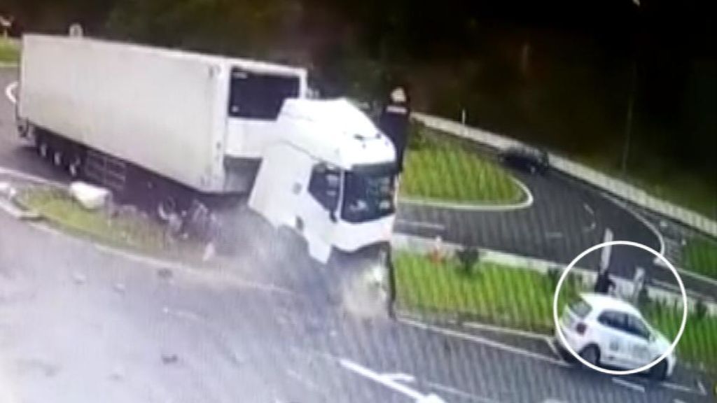 Un camión se estrella a escasos metros de una gasolinera