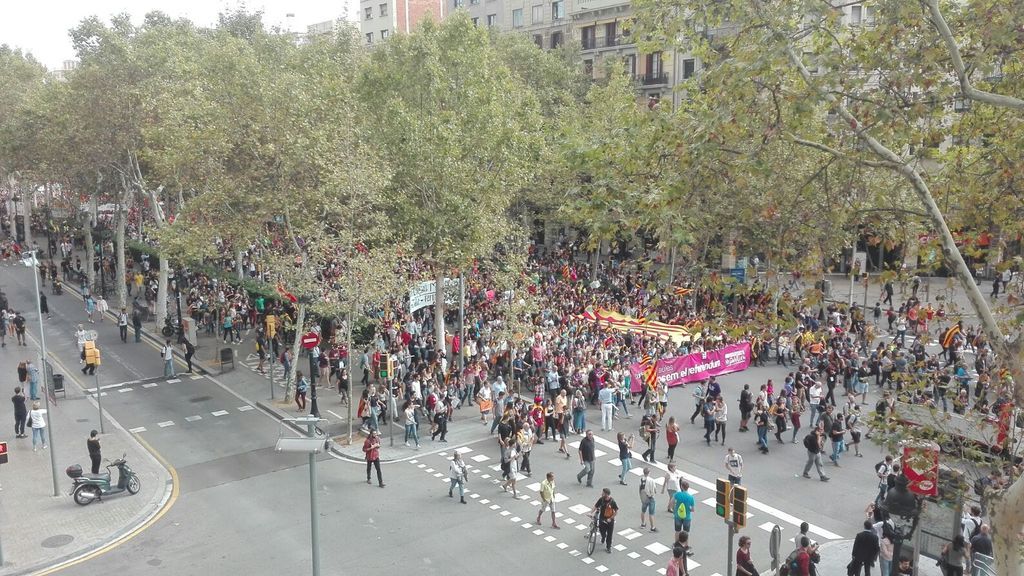Multitudinaria manifestación de estudiantes en Barcelona en defensa del referéndum