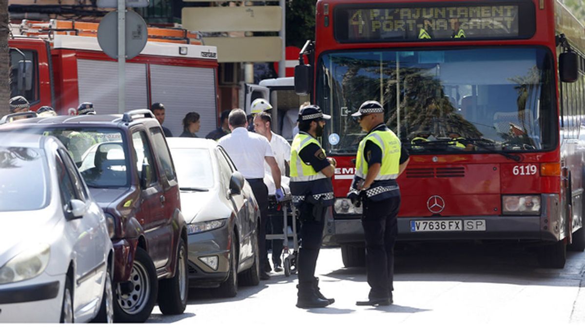 Fallece una mujer tras ser atropellada por un autobús de la EMT en Valencia