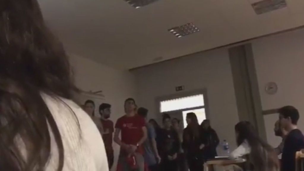 Una profesora se enfrenta a los alumnos que irrumpen en su clase para leer un manifiesto
