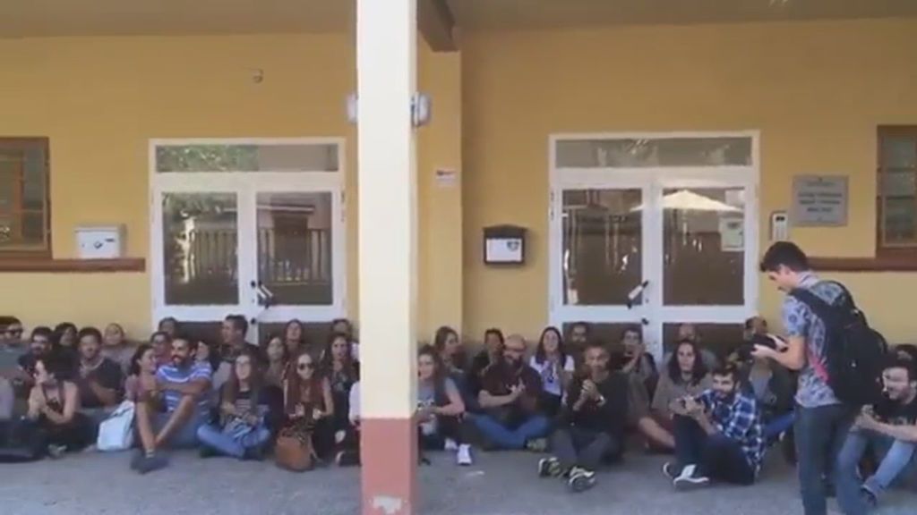 Sentada y petición de votar en un centro escolar de Espluga de Francolí