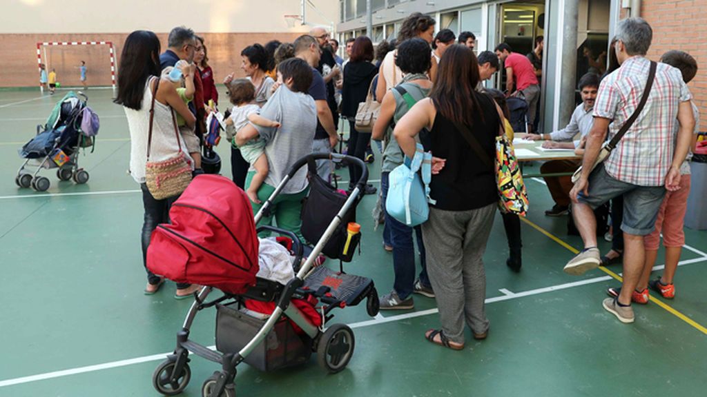 Reunión de padres de alumnos en la Escola de Diputación de Barcelona