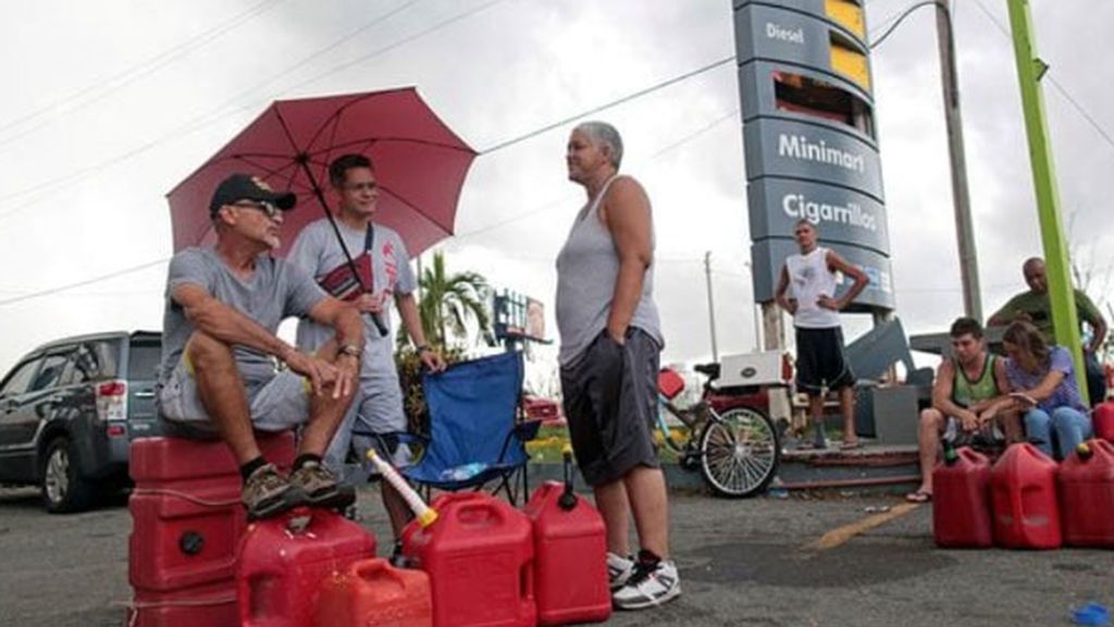 Puerto Rico, sin agua, sin luz espera la llegada de militares de EEUU