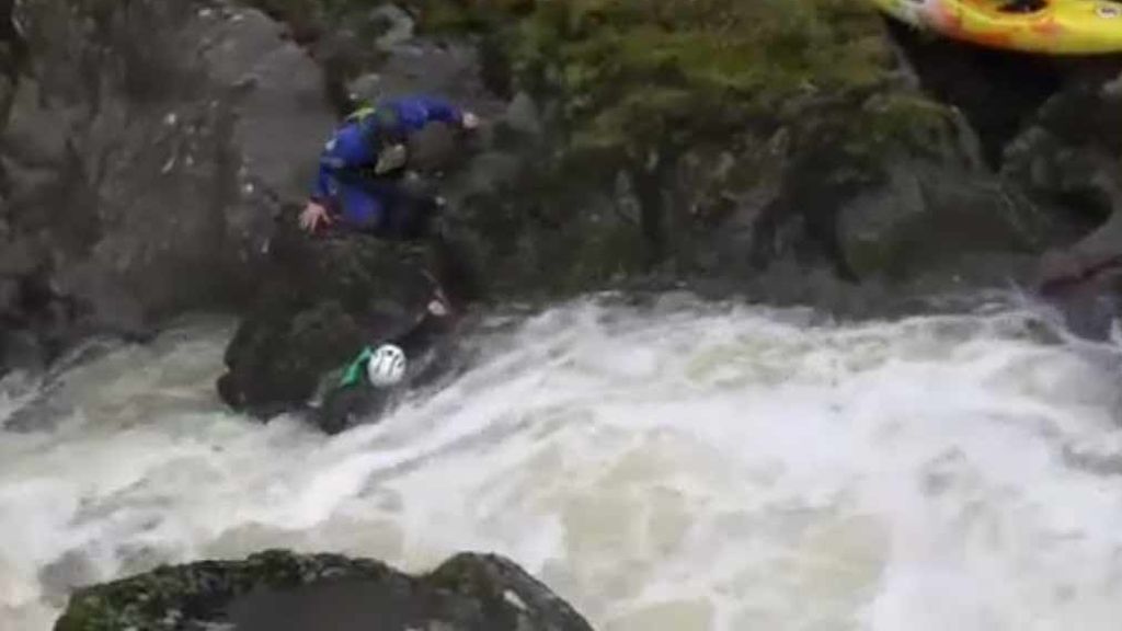 Agónico rescate en un río embravecido tras volcar con su kayak