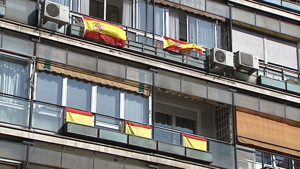 La bandera rojigualda aparece en muchas fachadas