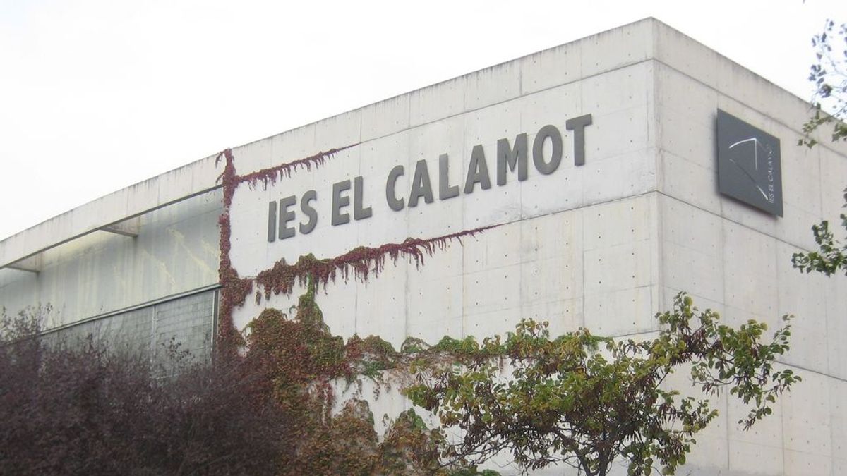 Lanzan una piedra contra un instituto de Gavà (Barcelona) que es punto de votación