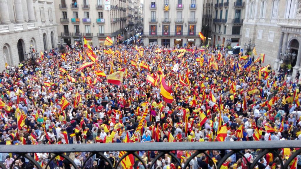 Miles de personas se manifiestan en la Plaza Sant Jaume al grito de "no votarem"