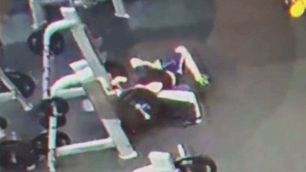 Momento en el que una pesa de 120 kilos cae sobre la garganta de un hombre