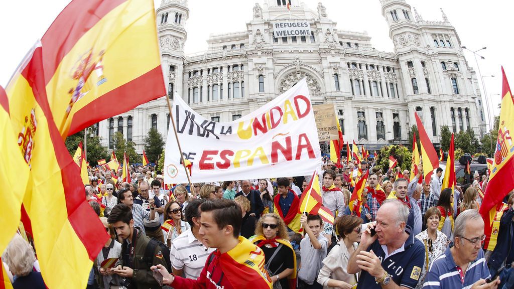 Decenas de personas se manifiestan en el centro de Madrid por la unidad de España