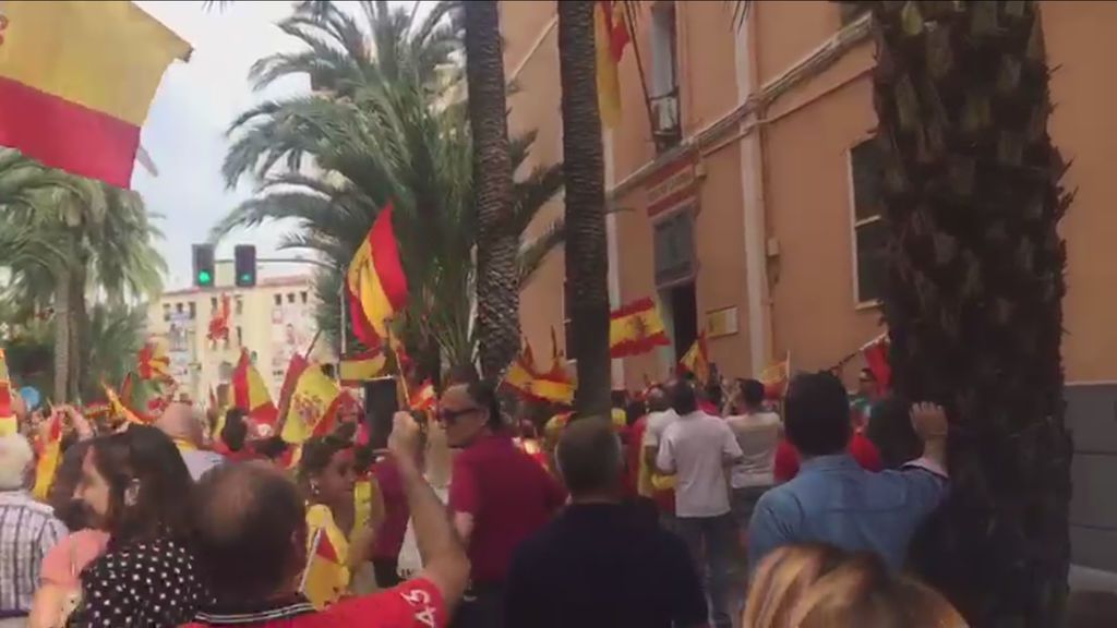 Una masiva concentración en apoyo a la Guardia Civil en Alicante: 'No estáis solos'