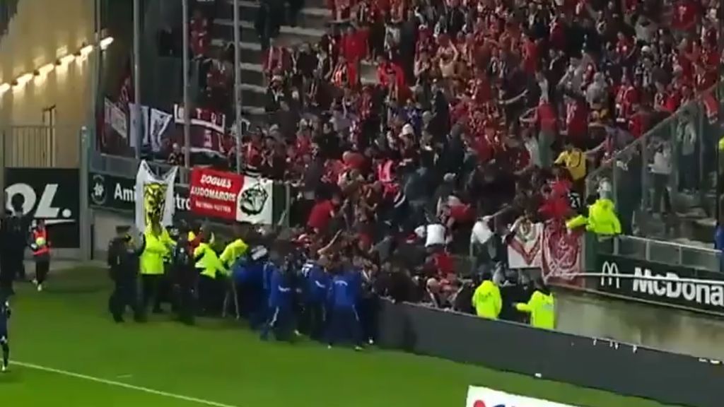 Pánico en el Amiens - Lille tras una avalancha que ha provocado una decena de heridos