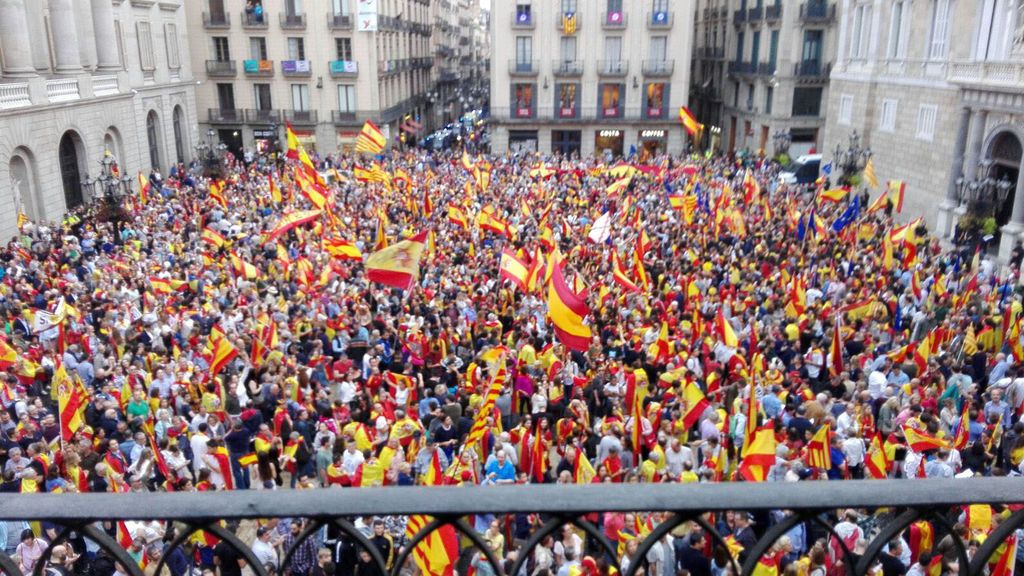 Miles de personas se manifiestan en la Plaza Sant Jaume al grito de "no votarem"