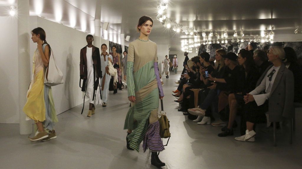 Modelos desfilando para la colección de primavera-verano 2018 de Loewe